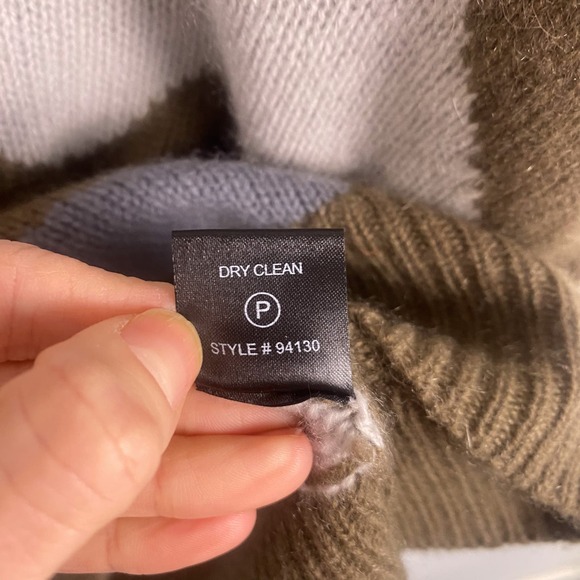 Skull Cashmere Camo Skull Graphic V-Neck Sweater Small - Picture 5 of 6